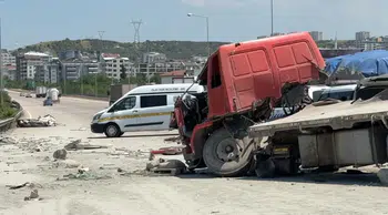 3 araca ve bariyere çarpan sürücüsü hayatını kaybetti