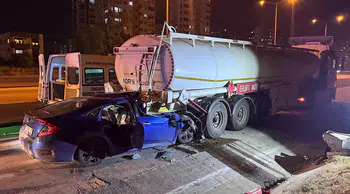 Akaryakıt yüklü tankere çarpan otomobilin sürücüsü öldü, 2 çocuk yaralandı