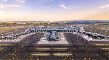 THY uçağının kanadı Antalya Havalimanı'nda radar anten direğine temas etti