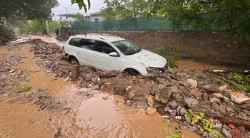 Niğde'de etkili olan yağışın ardından 3 araç sele kapıldı, 1 kişi öldü