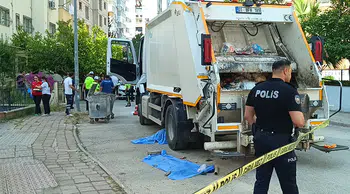 Adana'da çöp kamyonunun çarptığı yaya olay yerinde can verdi