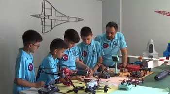 BİLSEM öğrencileri öğretmenleriyle tarımsal ilaçlama için dron tasarladı