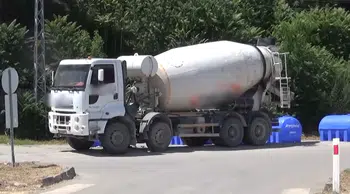 Beton mikseri ile çarpışan otomobil çarpıştı!