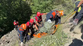 Dere yatağına yuvarlanan ticari araçtaki 2 kişi öldü