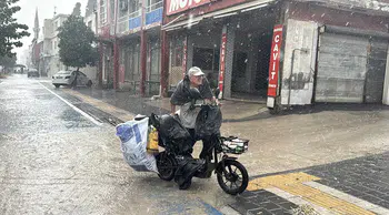Adana'da sağanak ve şiddetli rüzgar hayatı olumsuz etkiledi