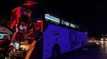 Yolcu otobüsü tıra çarptı! 2 kişi öldü, 17 kişi yaralandı