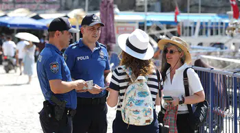Antalya'da turizm polisleri, tatilcilerin huzuru için sahada
