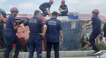 Yangın ihbarına giden itfaiye aracı devrildi