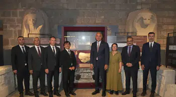 Bakan Ersoy, Hitit imparatorluğunun izlerini taşıyan sergiyi gezdi