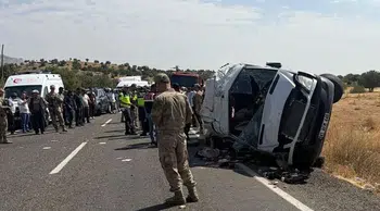 Diyarbakır'da devrilen minibüsteki 7 kişi öldü, 9 kişi yaralandı