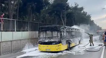 Bakırköy'de yanan İETT'ye bağlı otobüs kullanılamaz hale geldi