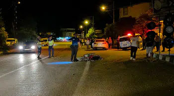 Hafif ticari araçla çarpışan motosikletteki 1 kişi öldü, 2 kişi yaralandı