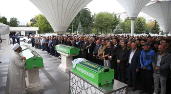 Babasının kucağında başına taş düşen çocuk hayatını kaybetti