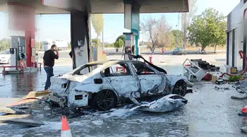 Akaryakıt pompasına çarpan otomobil alev alev yandı