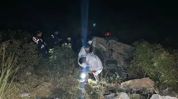 Antalya'da uçuruma yuvarlanan otomobilin sürücüsü öldü, eşi yaralandı