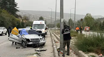 Burdur'da bariyere çarpan otomobilin sürücüsü öldü, 4 yaralı