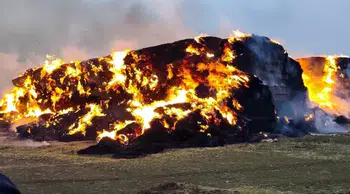 Yozgat'ta yıldırımın isabet ettiği tarladaki 500 ton saman yandı