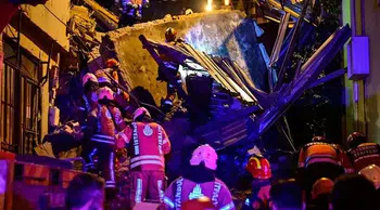 İstanbul Beyoğlu'nda 4 katlı metruk bina çöktü! Ekipler olay yerinde