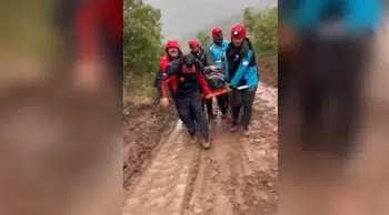 Yolu yağıştan dolayı kapanan köydeki yaralı için seferber oldular