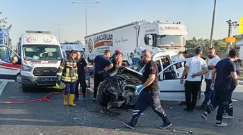 Mersin'de tıra çarpan hafif ticari araçtaki 2 kişi öldü, 1 yaralı
