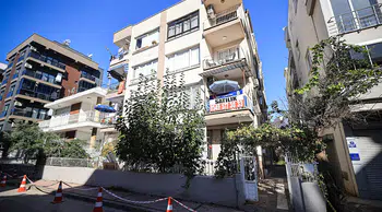 Çatlak nedeniyle tahliye edilen apartman inceleniyor