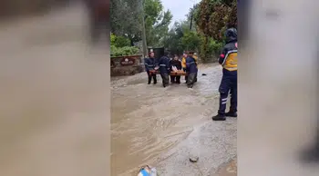 Yağış nedeniyle evinde mahsur kalan hamile kadın kurtarıldı