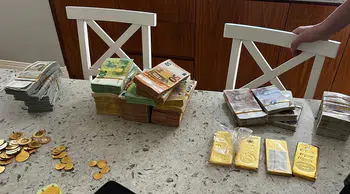 Yolsuzluk soruşturmasında yüklü miktarda döviz ve altın ele geçirildi