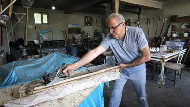Yaşayan İnsan Hazinesi ödüllü usta, bastonları kehribarla süslüyor