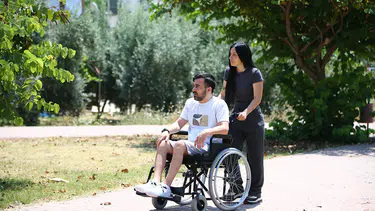 Maganda kurşunuyla engelli kalan genç eşinin desteğiyle hayata tutunuyor