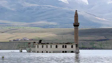 Gümüşören Barajı'nda eski yerleşim yerleri yeniden sular altında kaldı