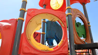 Kendini bilmezler bu sefer çocukların oyun alanına saldırdı