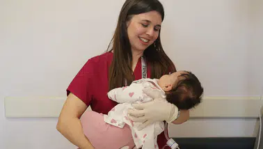 Deprem sonrası çadırda doğum yaptıran ebe yaşadıklarını unutamıyor