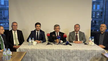 Gelecek Partisi Genel Başkanı Davutoğlu saldırıda hayatını kaybedenlerin ailelerini ziyaret etti