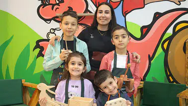 Babasına özenip marangoz oldu, kreşi andıran çocuk atölyesi kurdu