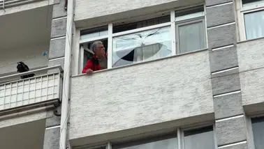 Bu kadarı da pes! Kafasına 5. kattan cam parçası düştü