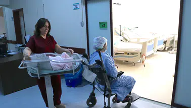 Ebe Zekiye Yavuz, 40 yıldır bebeklerin anneleriyle buluşmasına tanıklık ediyor