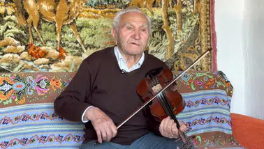 Ömrünü adadığı kemanını 73 yıldır elinden düşürmüyor
