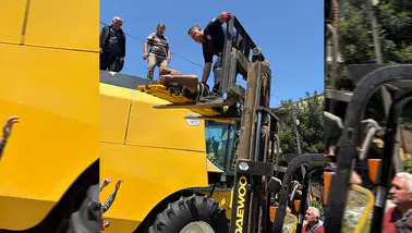 Biçerdöverin deposunda mahsur kalan sürücü kurtarıldı