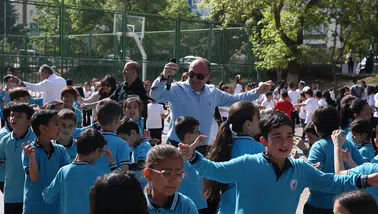 İlkokul öğrencileri oyun havasıyla enerji topladıktan sonra dersbaşı yapıyor
