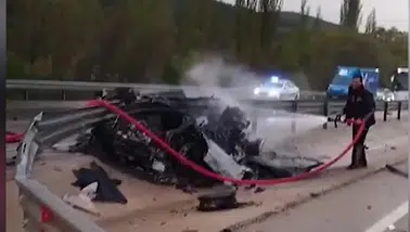 Bariyerlere çarpan otomobildeki 1 kişi öldü, 1 kişi yaralandı