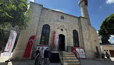 Depremde hasar gören cami restorasyonun ardından yeniden ibadete açıldı
