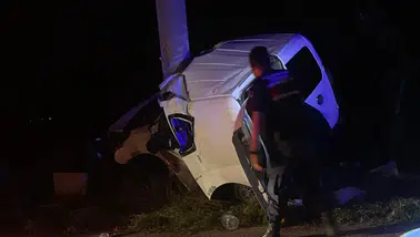 Isparta'da direğe çarpan araçtaki 2 kişi öldü, 2 kişi yaralandı