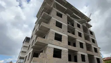 İnşaatın 4. katından düşen işçi ağır yaralandı