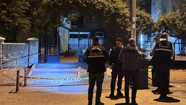 Darbedilen kadını kurtarmaya çalışan iki kardeş bıçaklandı