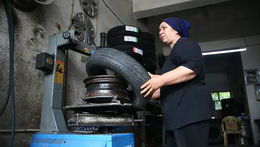 Lastik tamircisi Habibe usta meslekte 12 yılı geride bıraktı
