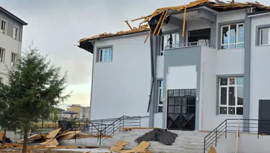 Fırtınadan çatılar uçtu, elektrik kabloları koptu!