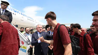 Bakan Bak milli futbolcuları ABD’ye uğurladı