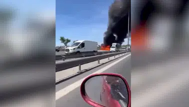 Küçükçekmece'de seyir halindeki otomobil yandı