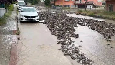 Sağanak ve dolu trafikte aksamalara neden oldu