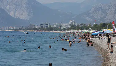 Sıcaktan bunalanlar sahillerde yoğunluk oluşturdu